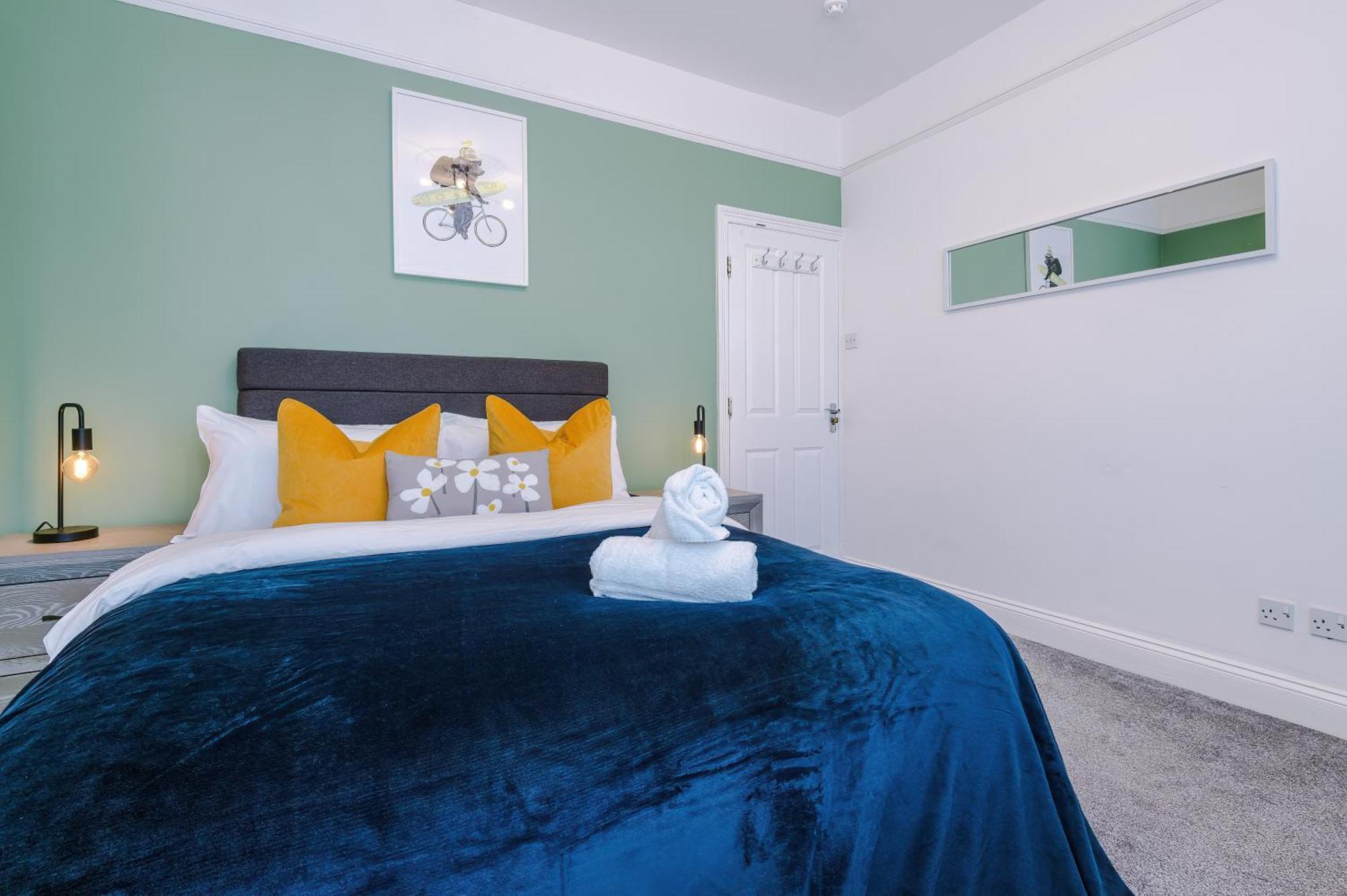 Incredible - Five Bedroom - 7 Actual Beds - 6 Bathroom House By Purestay - Central Bath With Parking Екстериор снимка