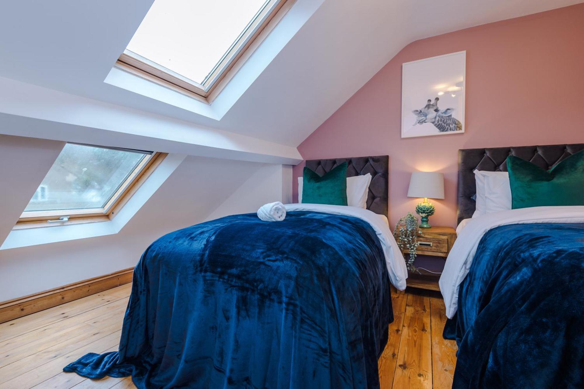 Incredible - Five Bedroom - 7 Actual Beds - 6 Bathroom House By Purestay - Central Bath With Parking Екстериор снимка