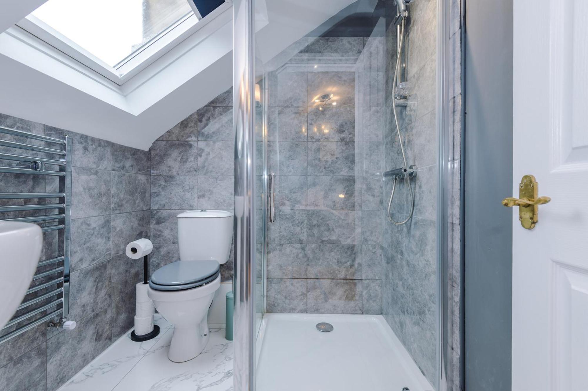 Incredible - Five Bedroom - 7 Actual Beds - 6 Bathroom House By Purestay - Central Bath With Parking Екстериор снимка