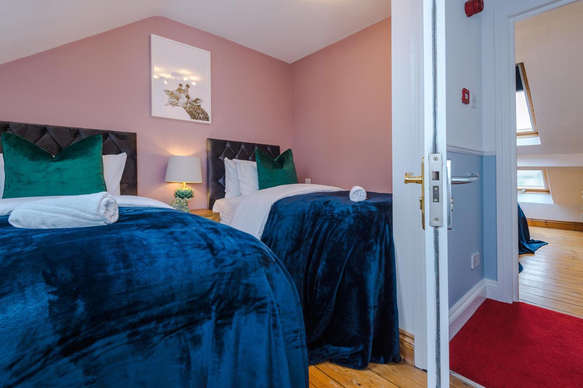 Incredible - Five Bedroom - 7 Actual Beds - 6 Bathroom House By Purestay - Central Bath With Parking Екстериор снимка